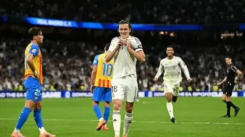 博格巴与曼联续约5年，签下价值1.04亿英镑的超级合同。