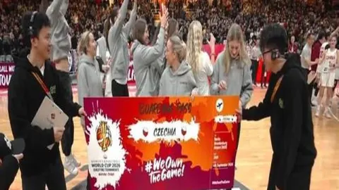 弗裏克与球员默契同场，卡薩多一见如故信任倍增。