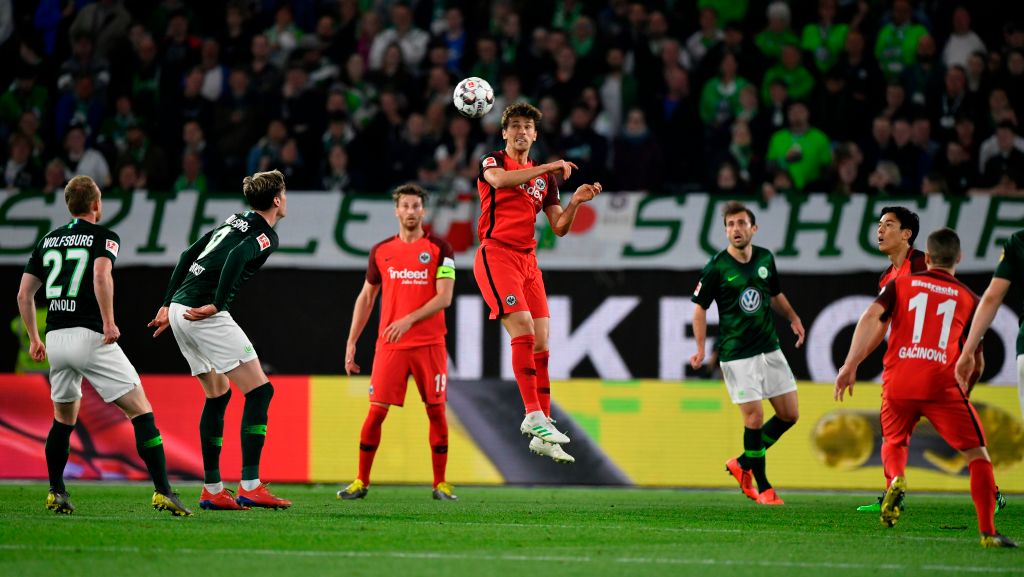 詹姆斯篮下强势上篮命中并完成2+1